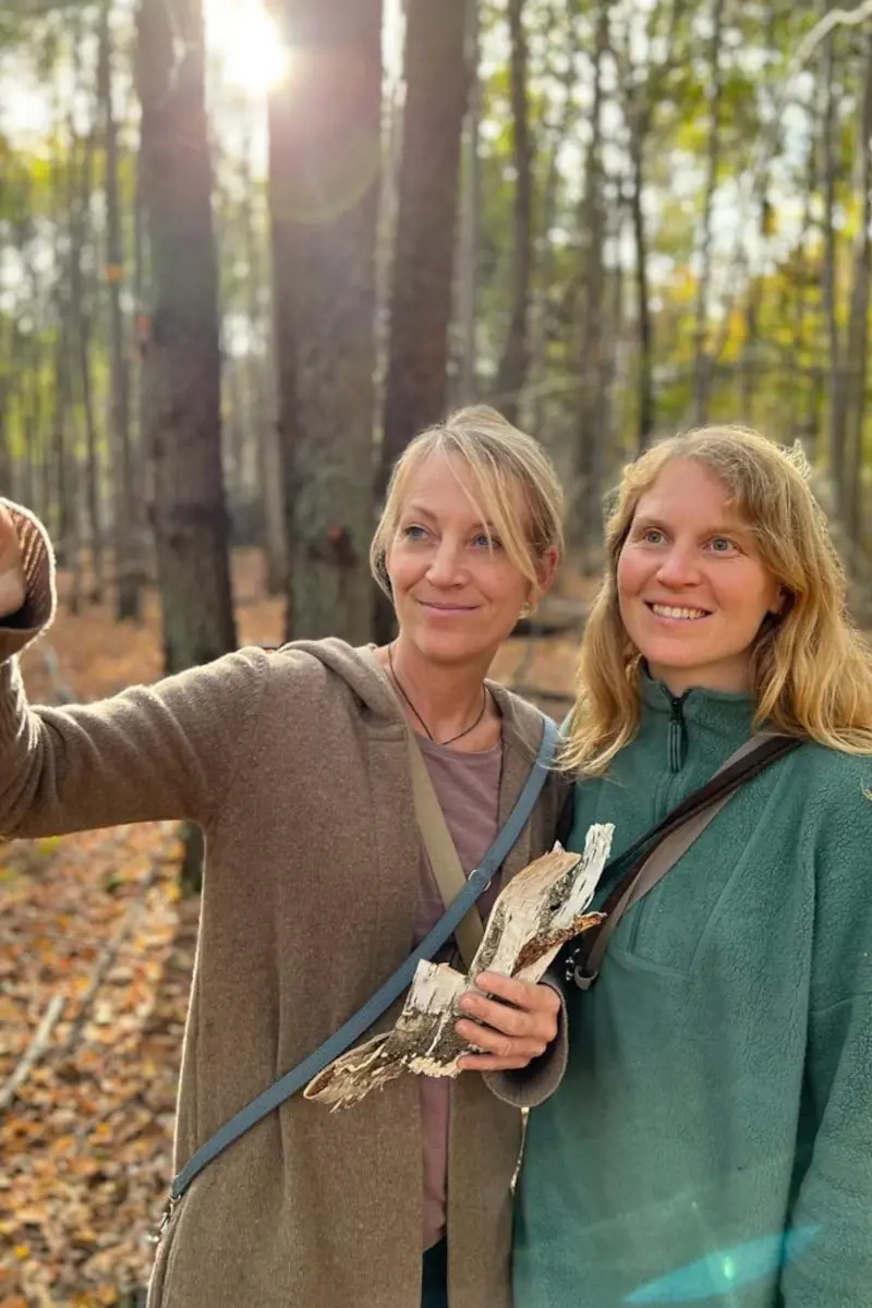 Miriam Schulz und Paula Roesch im herbstlichen Buchenwald